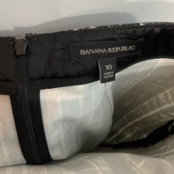 Banana Republic size 10 black and white pencil skirt. - Picture 2 of 5